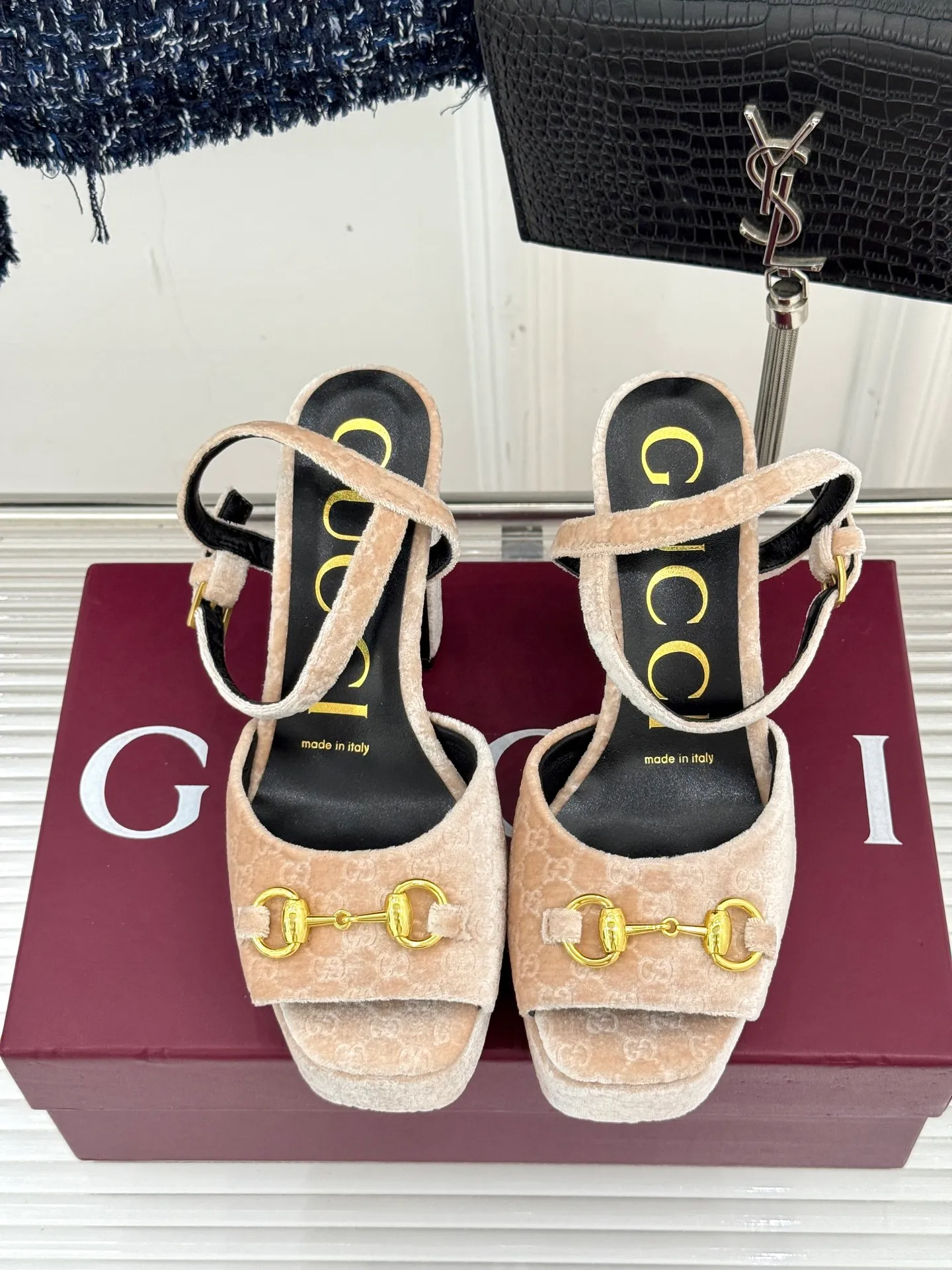 Factory direct sales p660🐘🐘Women's shoes Women's clothing Gucci/Gucci classic horsebit pointed velvet square toe waterproof platform high-heeled sandals When the classic horsebit meets velvet texture, these sandals have become synonymous with elegance and individuality. The square toe design breaks the sharpness of the pointed toe and adds a bit of retro laziness. The delicate velvet upper feels luxurious and shows a high-end texture with the flow of light and shadow. Every step brings a gentle aura. The iconic metal horsebit embellishes the shoe body, instantly awakening brand recognition and cleverly blending retro style with modern fashion. The golden ratio of waterproof platforms and high heels not only lengthens the leg lines but also reduces walking pressure, allowing elegance without compromising comfort. Whether worn with a gorgeous dress to attend a dinner party or paired with retro jeans for a daily look, it can easily hold the spotlight and become the finishing touch in the look, highlighting unique taste and extraordinary style. The fabric is made of original customized velvet and the inner pads are all sheepskin. Heel height: 10.8 Water platform: 3.3 Italian imported genuine leather outsole size: 35-39 (40/41/42 customized)